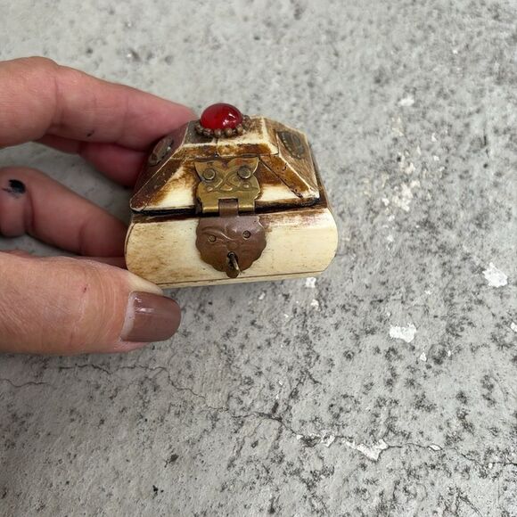 Vintage bone trinket box - Picture 2 of 5